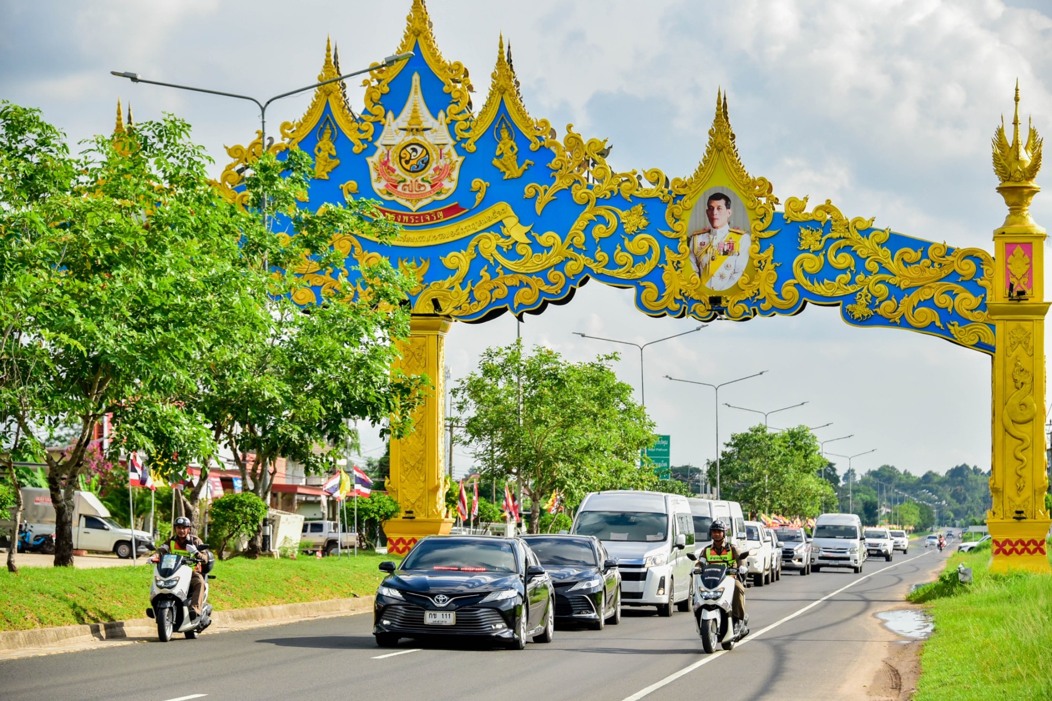 พิธีพลีกรรมตักน้ำจากแหล่งน้ำศักดิ์สิทธิ์(ขบวนเคลื่อนเข้าสู่ อ.เมืองมหาสารคาม)