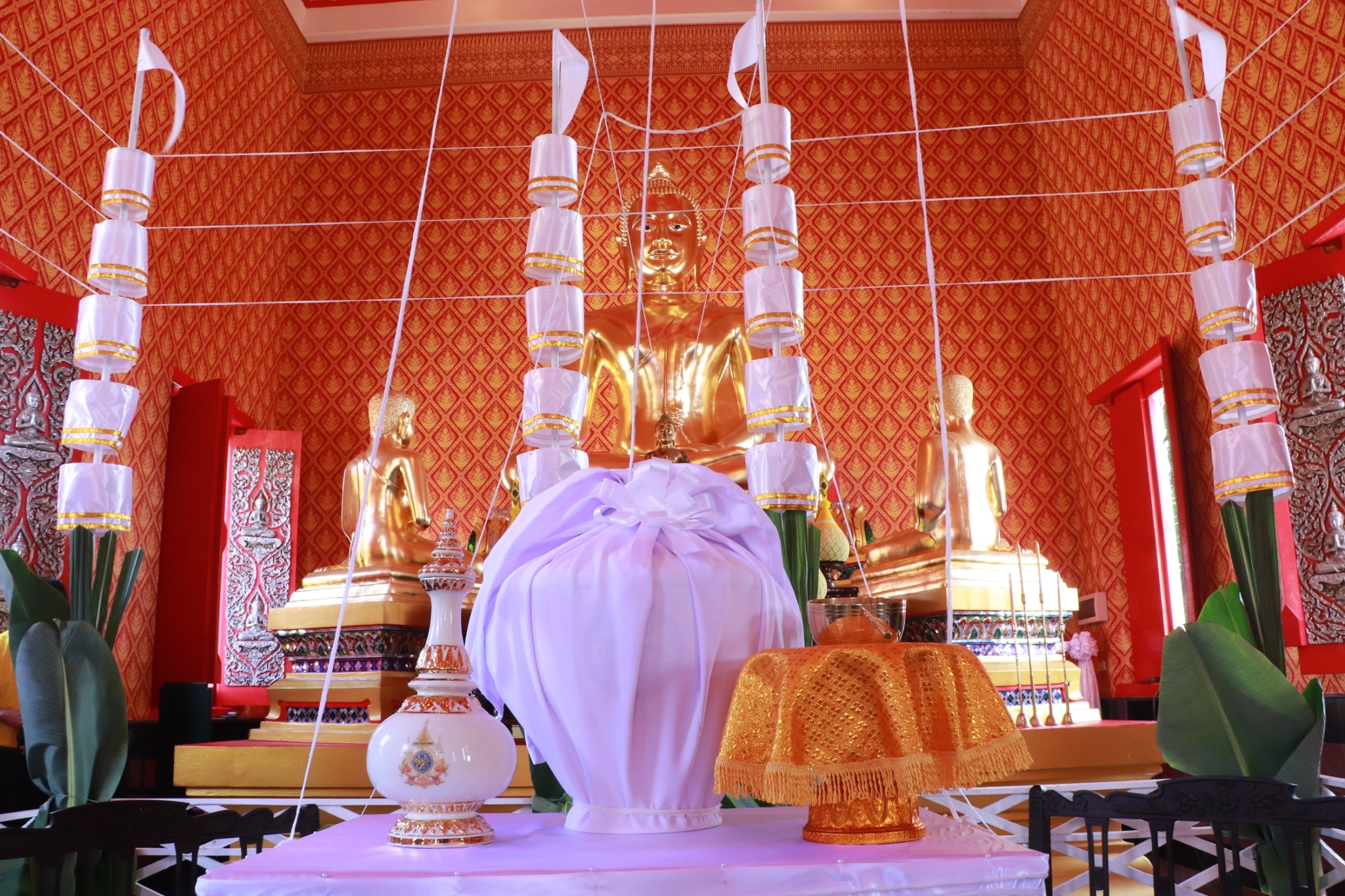 พิธีเสกน้ำพระพุทธมนต์ในพระอุโบสถ