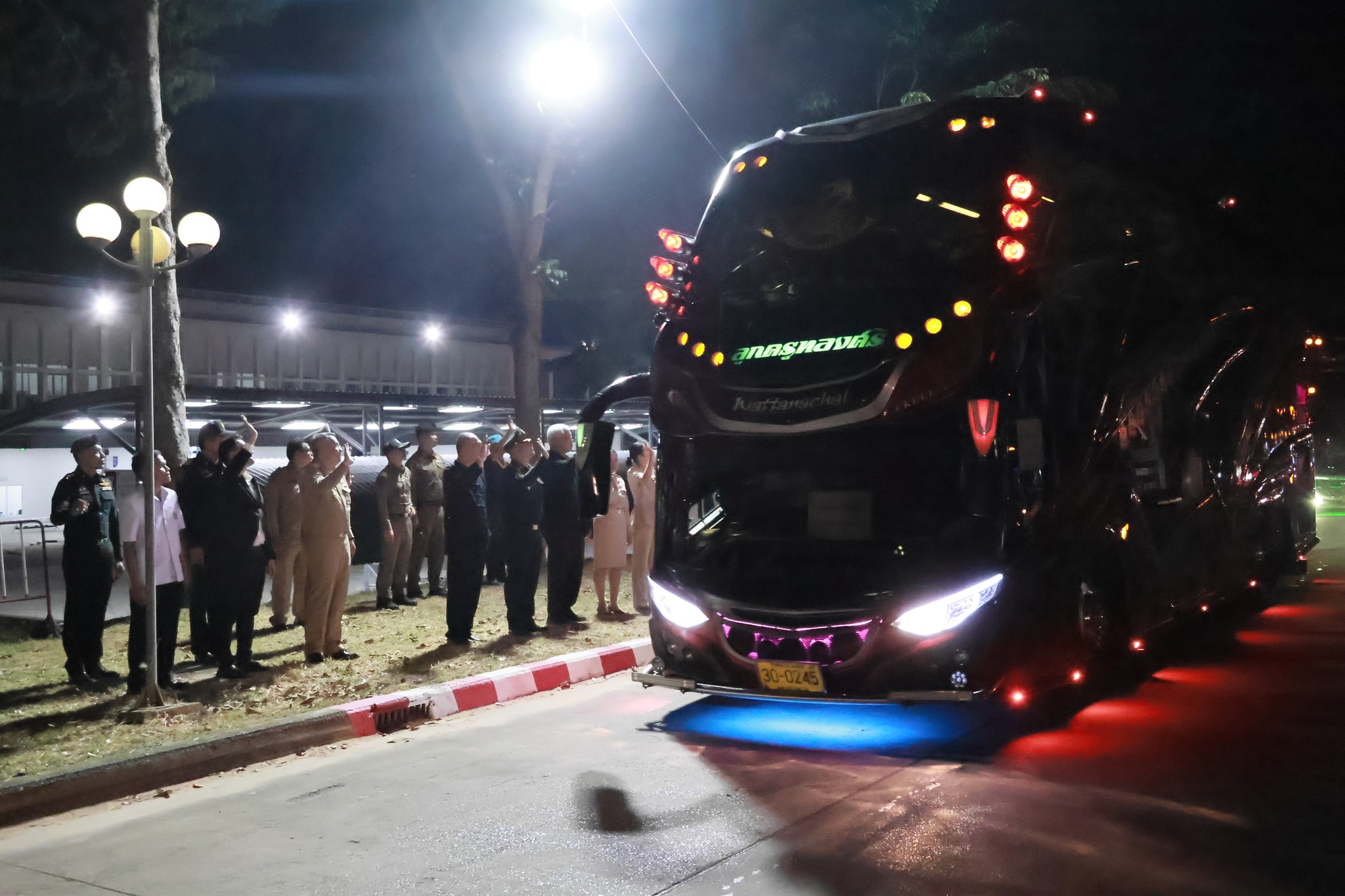 ผู้ว่าฯ มหาสารคาม พร้อมคณะปล่อยขบวนรถนำประชาชนชาวมหาสารคาม กลุ่มที่ 2 ออกเดินทางเข้าเฝ้าฯ กราบถวายบังคมพระบรมศพ สมเด็จพระนางเจ้าสิริกิติ์ พระบรมราชินีนาถ พระบรมราชชนนีพันปีหลวง ณ พระที่นั่งดุสิตมหาปราสาท&nbsp;