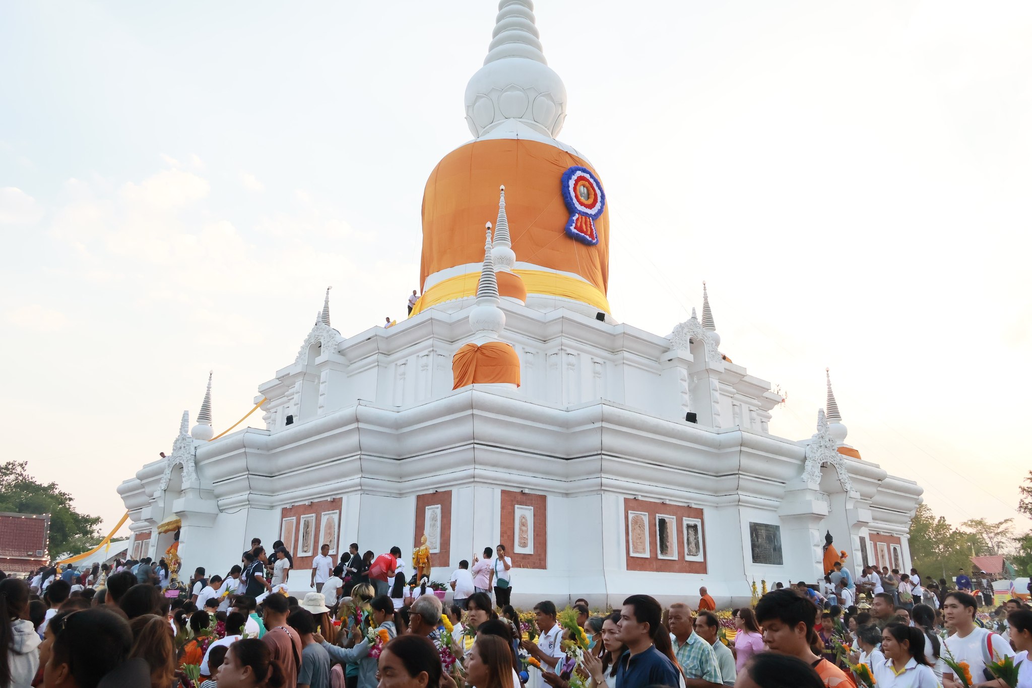 ผู้ว่าฯ มหาสารคาม นำพุทธศาสนิกชนร่วมประกอบพิธีเจริญพระพุทธมนต์และพิธีเวียนเทียนเนื่องในวันมาฆบูชา ประจำปี 2569