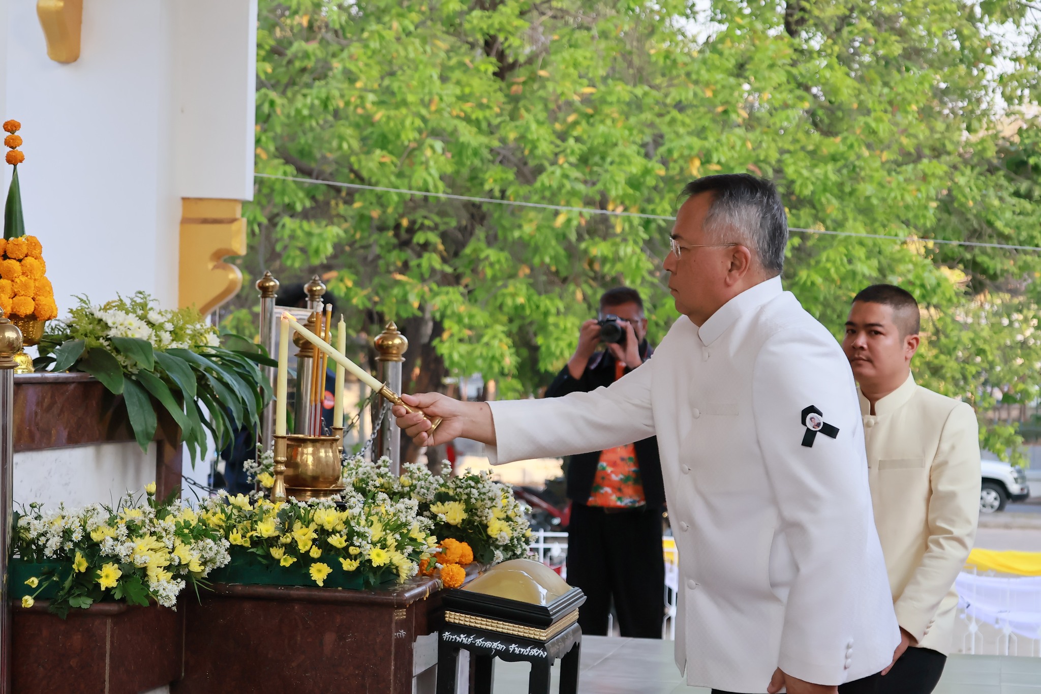 จังหวัดมหาสารคามร่วมสืบสานประเพณีสงกรานต์ ทำบุญตักบาตร สรงน้ำพระ ตามวิถีไทย