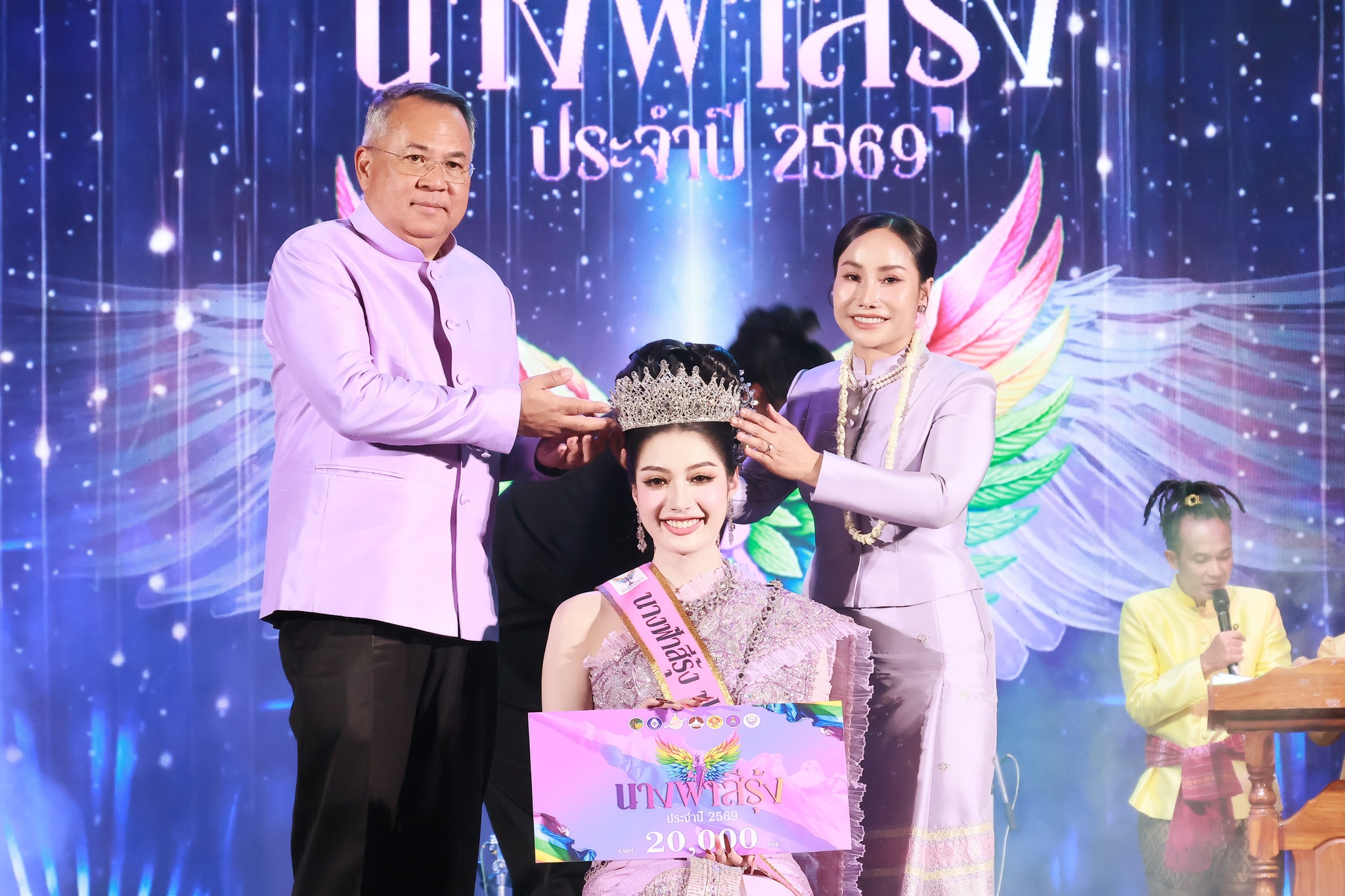 จังหวัดมหาสารคาม จัดการประกวดนางฟ้าสีรุ้ง (เทพีสงกรานต์ LGBTQ) เฟ้นหาความสวยงามจากความหลากหลายทางเพศ เพื่อร่วมสืบสานประเพณีสงกรานต์พร้อมส่งเสริมและรณรงค์สวมใส่ชุดไทยผ้าไทย