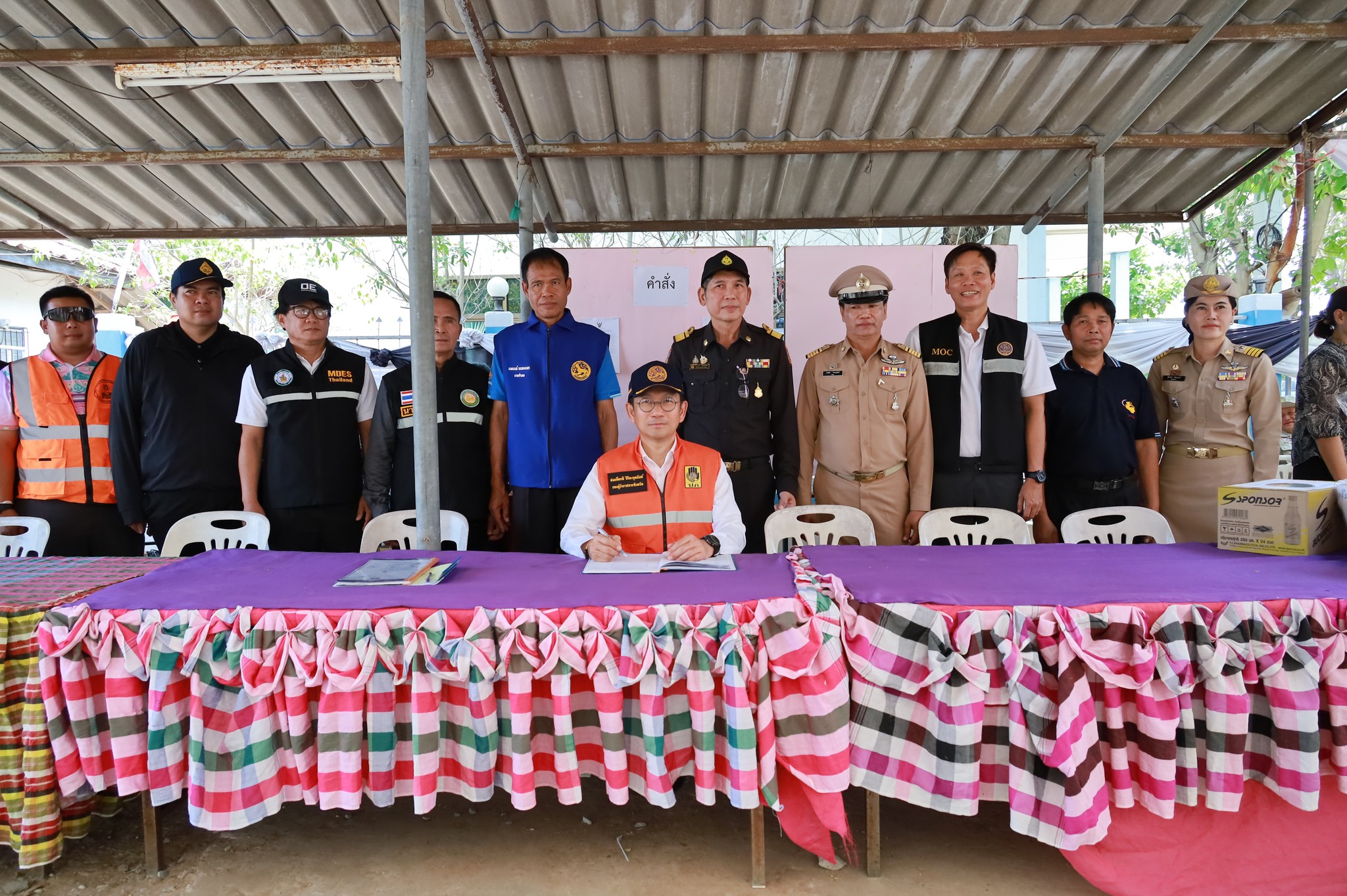 รองผู้ว่าฯ มหาสารคาม ลงพื้นที่ตรวจเยี่ยมให้กำลังใจแก่เจ้าหน้าที่ที่ปฏิบัติงานป้องกันและลดอุบัติเหตุทางถนนช่วงเทศกาลสงกรานต์ 2569 เน้นย้ำการสวมหมวกนิรภัย เมาไม่ขับ เพื่อลดการเกิดอุบัติเหตุและความสูญเสียให้เกิดน้อยที่สุด