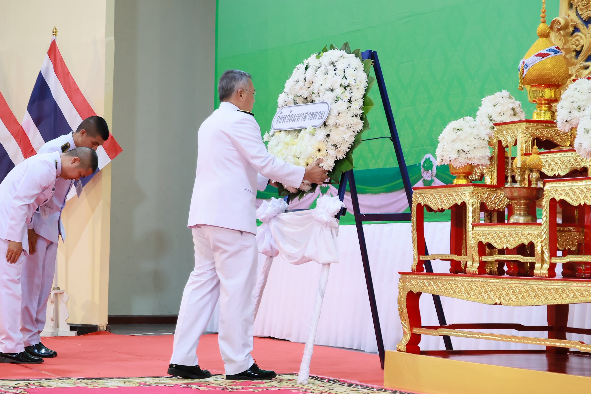จังหวัดมหาสารคาม ประกอบพิธีวางพวงมาลาถวายราชสดุดี เนื่องในวันที่ระลึก "พระบาทสมเด็จพระปกเกล้าเจ้าอยู่หัว"