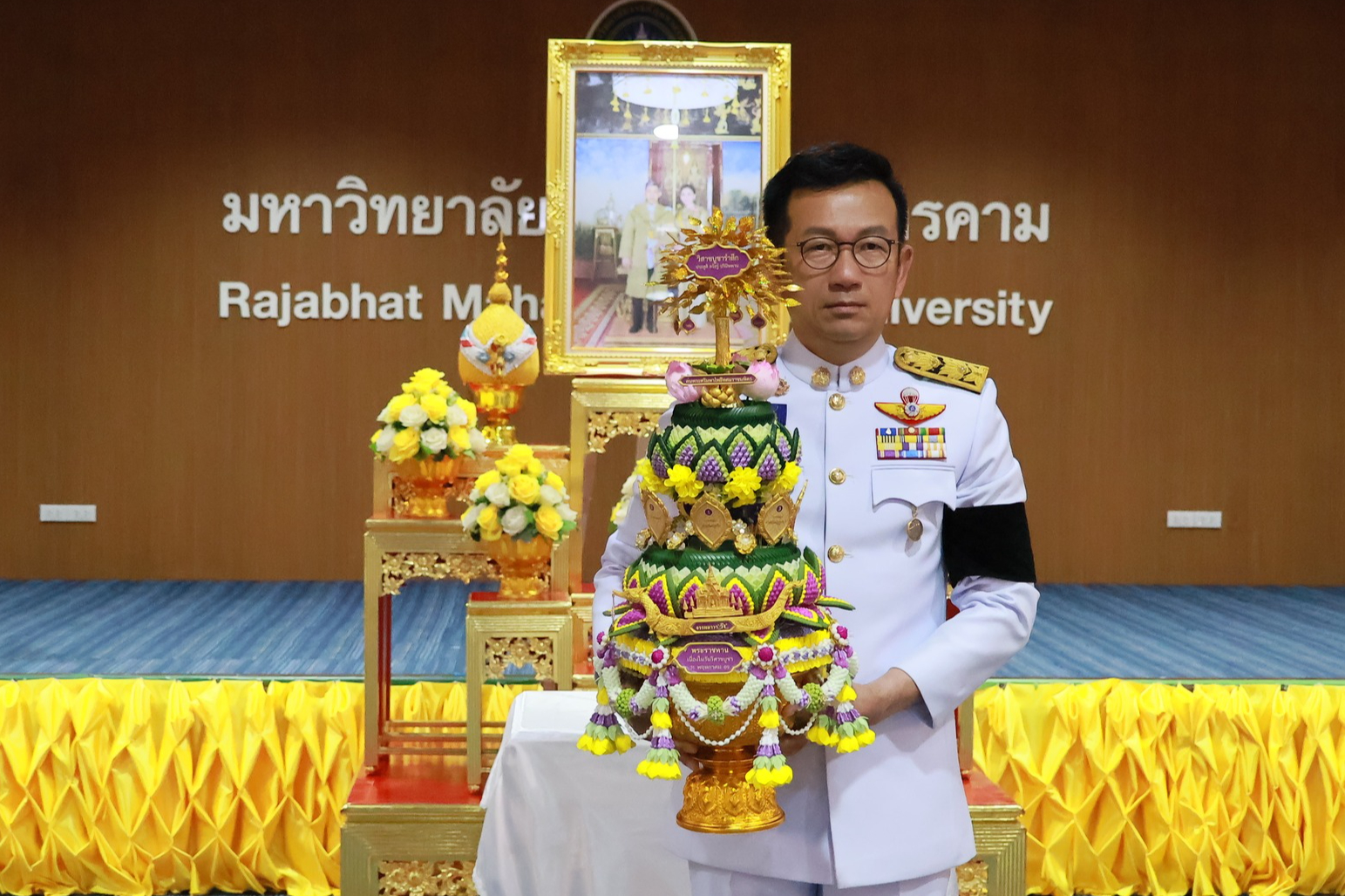 จังหวัดมหาสารคาม เข้ารับพุ่มดอกบัวประดิษฐ์พระราชทาน เบื้องหน้าพระบรมฉายาลักษณ์ พระบาทสมเด็จพระเจ้าอยู่หัว ฯ และสมเด็จพระนางเจ้าฯ พระบรมราชินี เพื่อนำไปถวายสักการะ &ldquo;พระศรีมหาโพธิทศมราชบพิตร&rdquo; เนื่องในวันวิสาขบูชา 2569