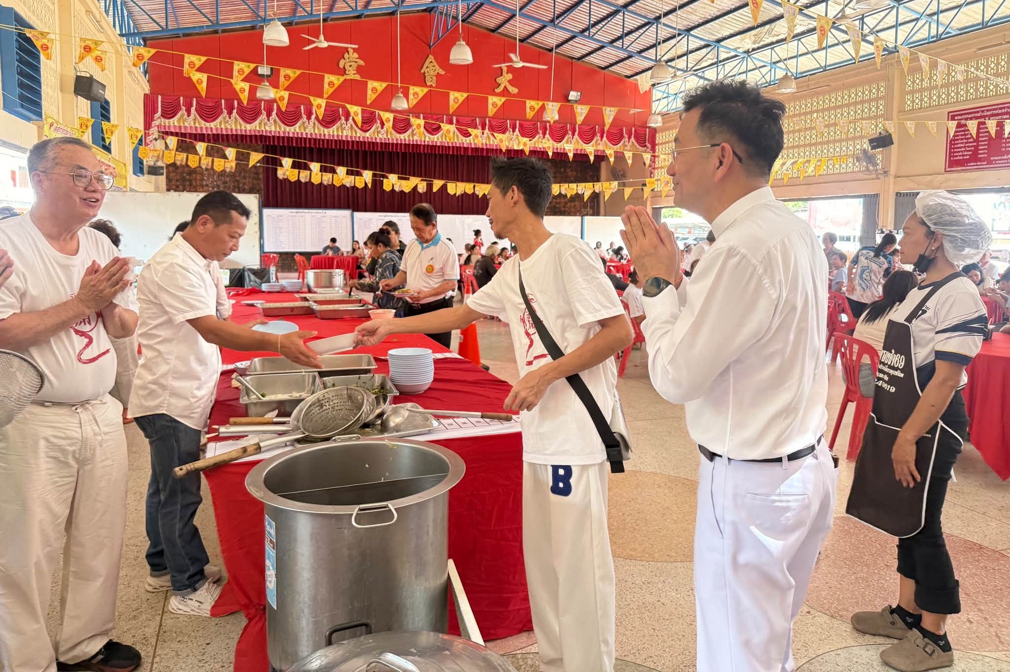 บรรยากาศเต็มไปด้วยความอิ่มบุญ อิ่มใจ และเปี่ยมด้วยรอยยิ้ม ในเทศกาลถือศีลกินเจ ประจำปี 2569 ณ โรงเจ สมาคมชาวจังหวัดมหาสารคาม