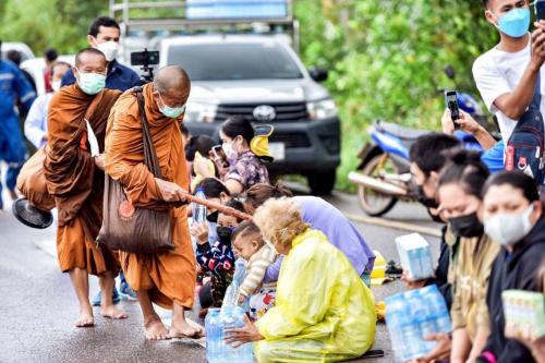  สิ่งที่นำมาวางให้หลวงตาเหยียบได้ ผ้าต่างๆ ที่เป็นมงคล (เนื้อผ้าที่ไม่ขรุขระ) หลวงตาธุดงค์ โดยไม่ใส่รองเท้ามาทั้งชีวิต (ไม่ต้องถวายรองเท้า) หลวงตาปฎิญาณตน แสวงหาธรรมที่แท้จริง ตามสัจจะ ที่หลวงตาได้ยึดปฎิบัติดีปฎิบัติชอบ ให้ลุแก่ธรรมตามรอยหลวงปู่มั่